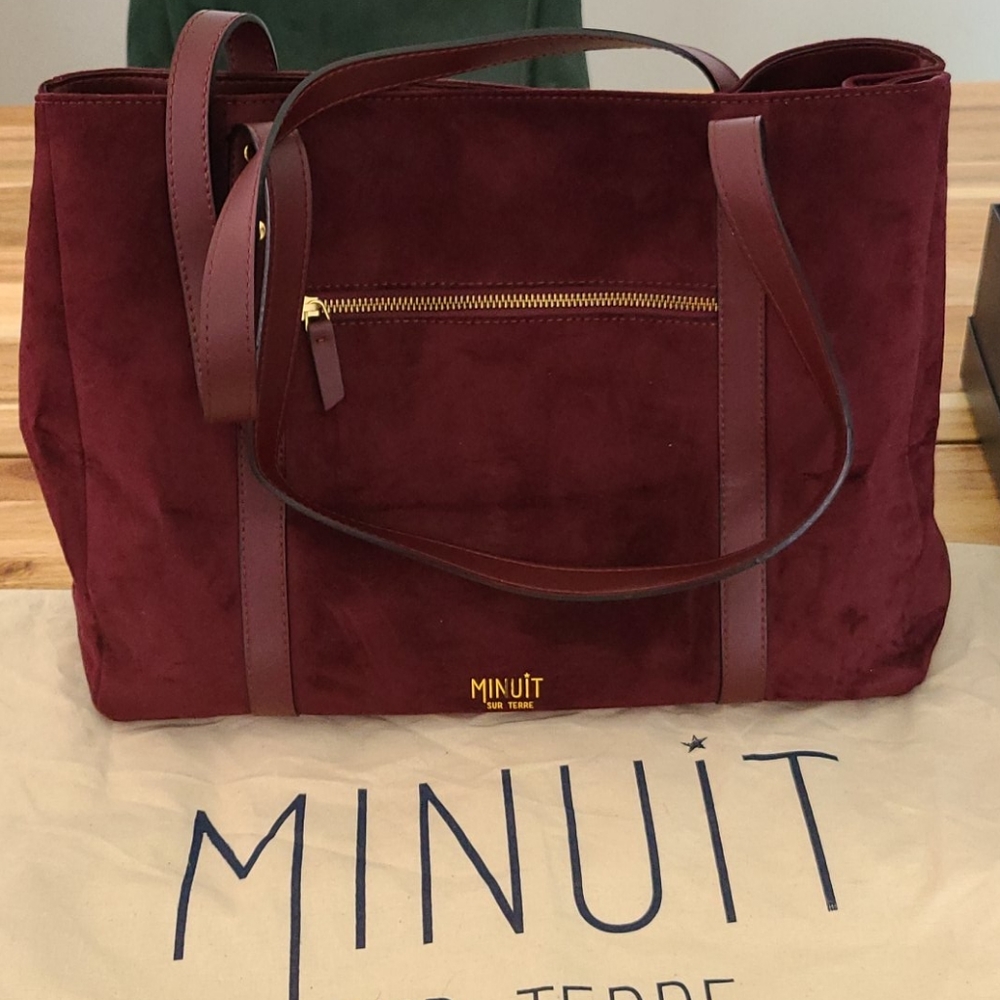 Minuit Sur Terre Vegan Suede Tote in Grand Cru